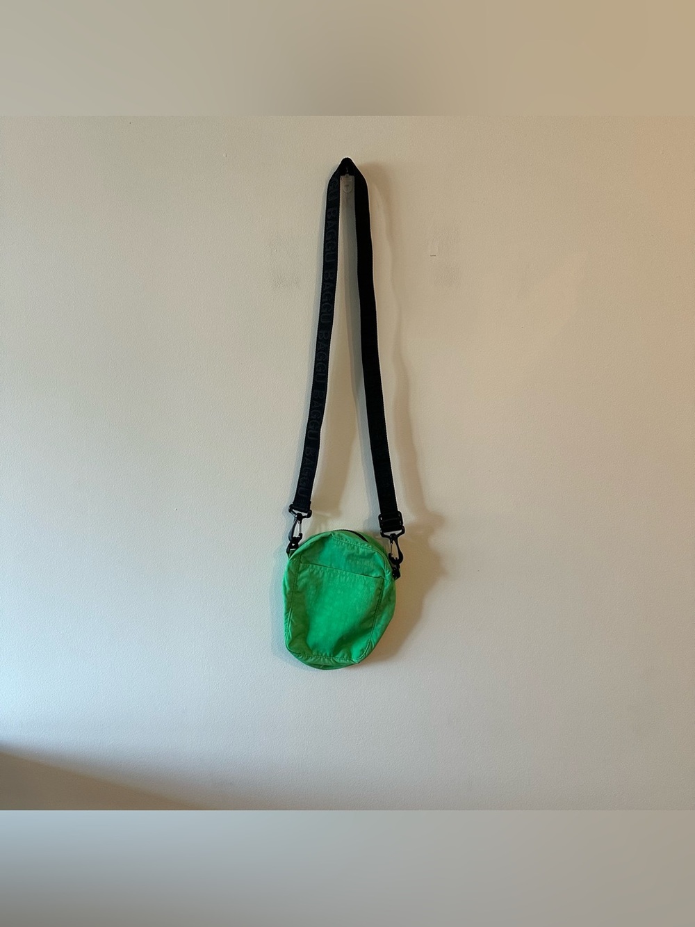 Baggu Sports Crossbody Nylon Purse Aloe Green Discontinued Logo Strap

Good used